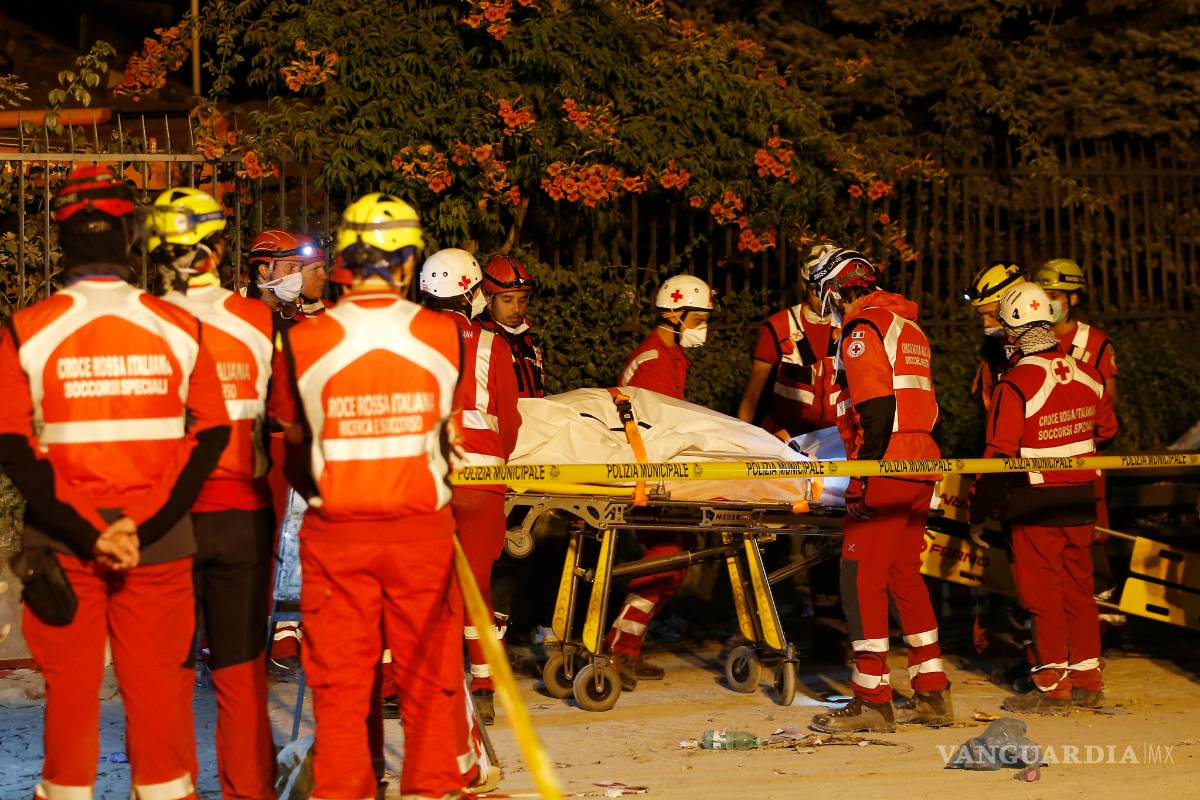 Isabel II se suma a la ayuda a Italia con donación a equipos de rescate