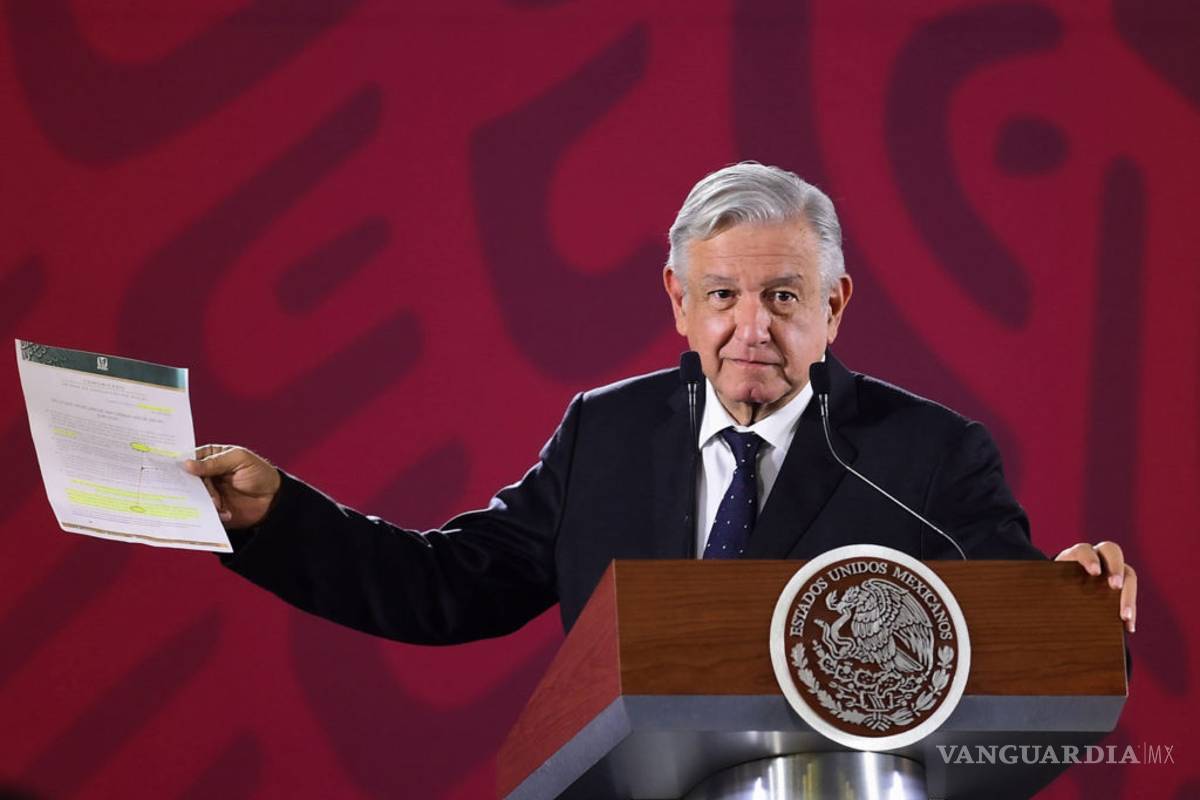 Con papel en mano, AMLO contradice caída del 88 por ciento de empleo en mayo