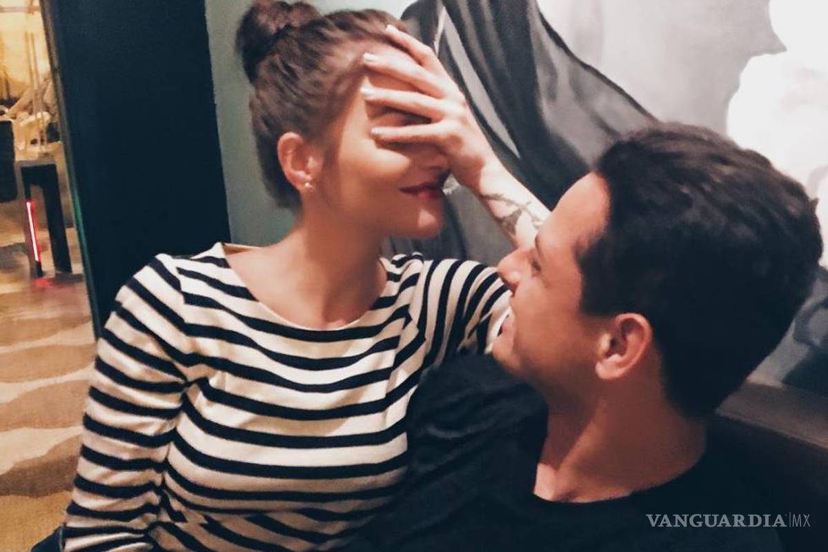 Novia del 'Chicharito' comparte foto del futbolista desnudo y en la cama