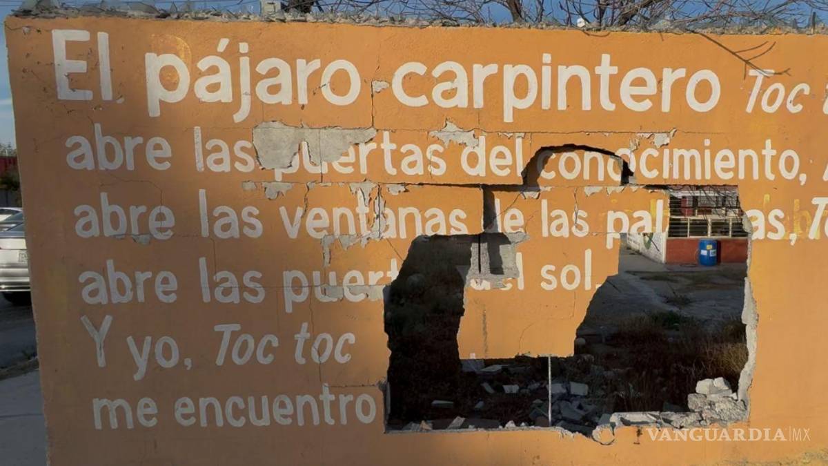 Auto se impacta contra muro de escuela, en Saltillo