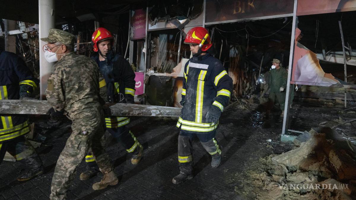 Rescatistas buscan víctimas en centro comercial ucraniano bombardeado por Rusia
