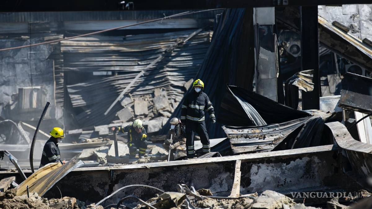 Rescatistas buscan víctimas en centro comercial ucraniano bombardeado por Rusia