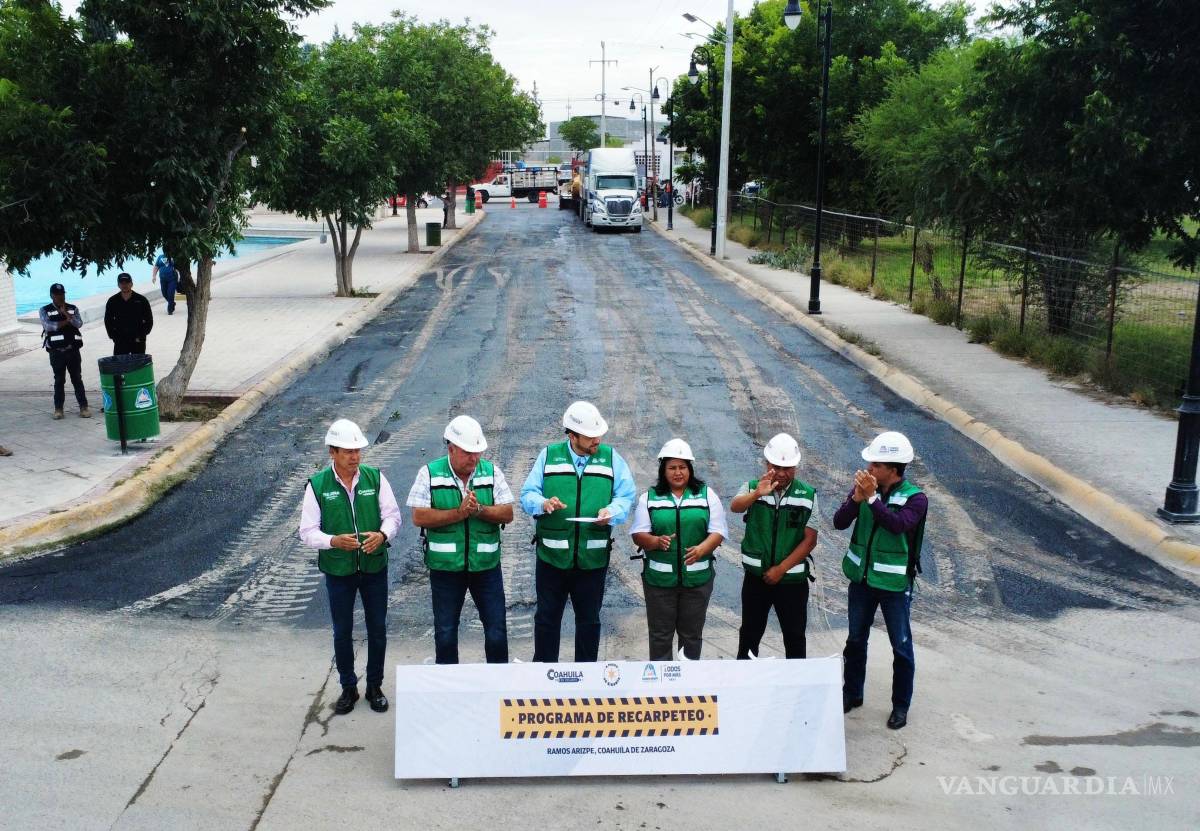 $!El alcalde Tomás Gutiérrez dio el banderazo de inicio a la octava obra del programa “Tramos de recarpeteo”.