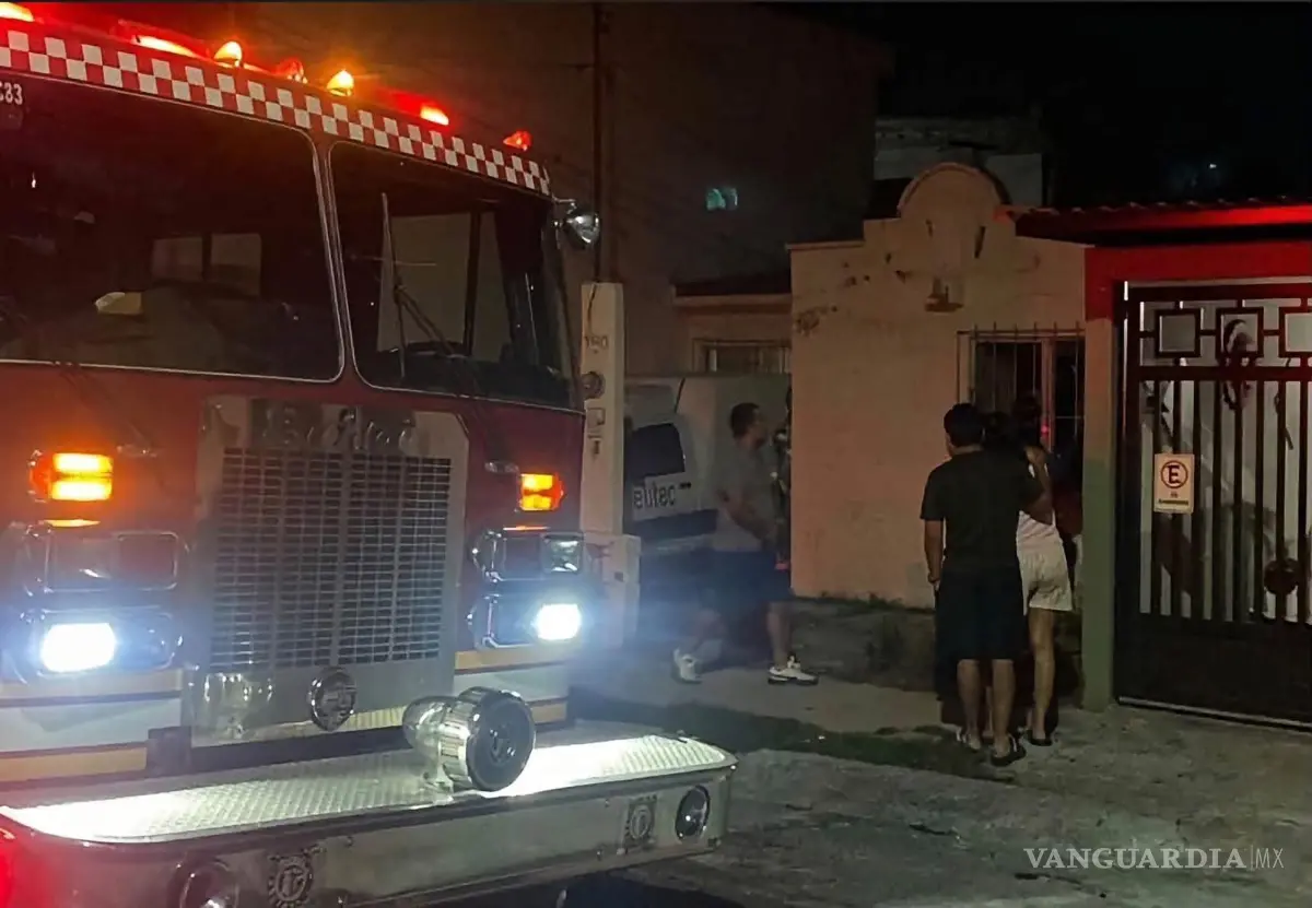 $!Bomberos acudieron al domicilio para atender al menor y revisar las condiciones de seguridad tras el incidente.