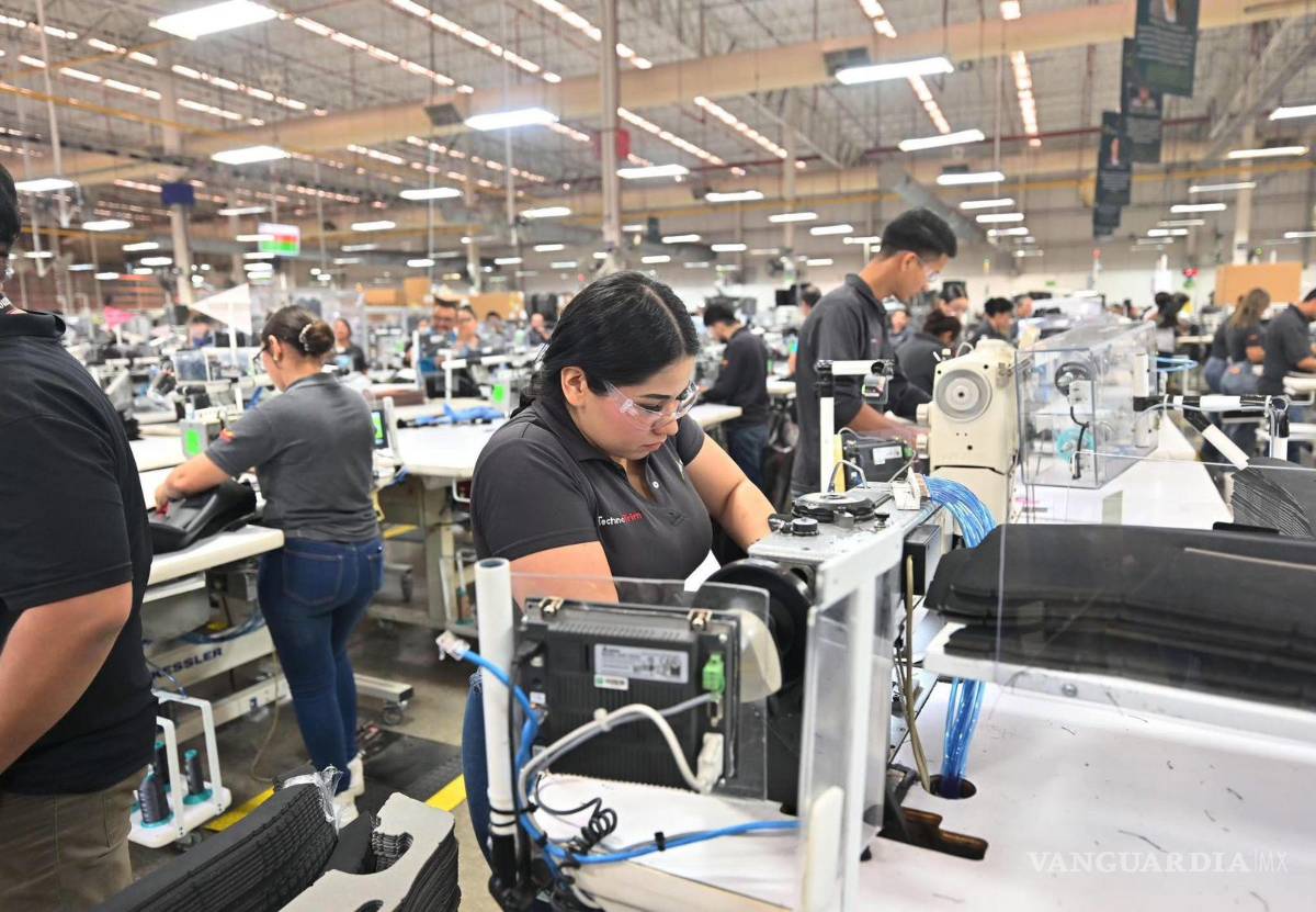 $!La planta de Adient en Monclova cuenta actualmente con más de 2 mil 700 colaboradores, de los cuales el 65 por ciento son mujeres, señaló la empresa durante el anuncio de expansión.