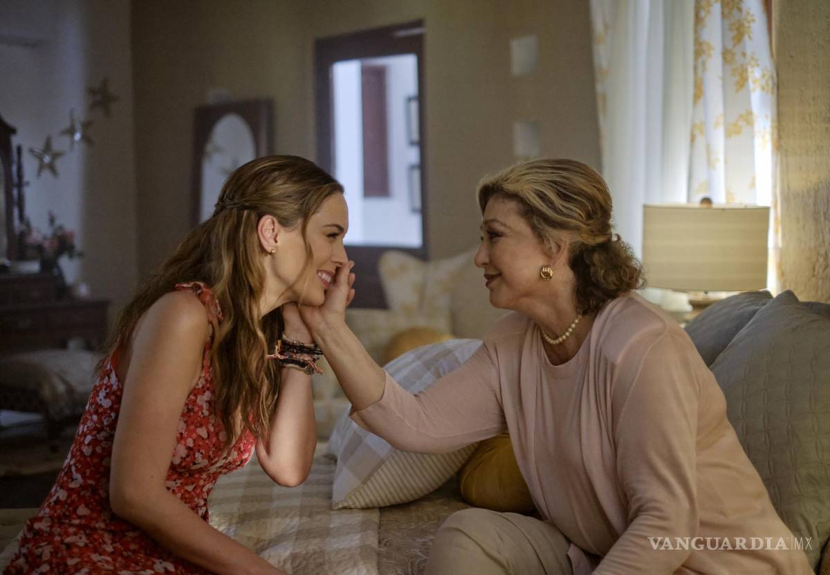 $!Jacky Bracamontes, a la izquierda, y Angélica María en una escena de Una Navidad no tan padre. AP/Netflix