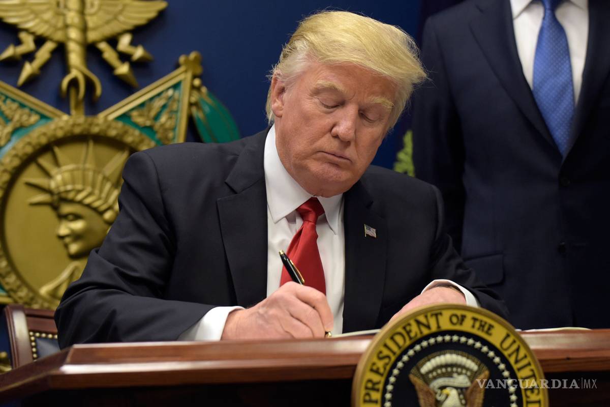 Trump firma órdenes ejecutivas sobre anti-terrorismo y fortalecer al Ejército