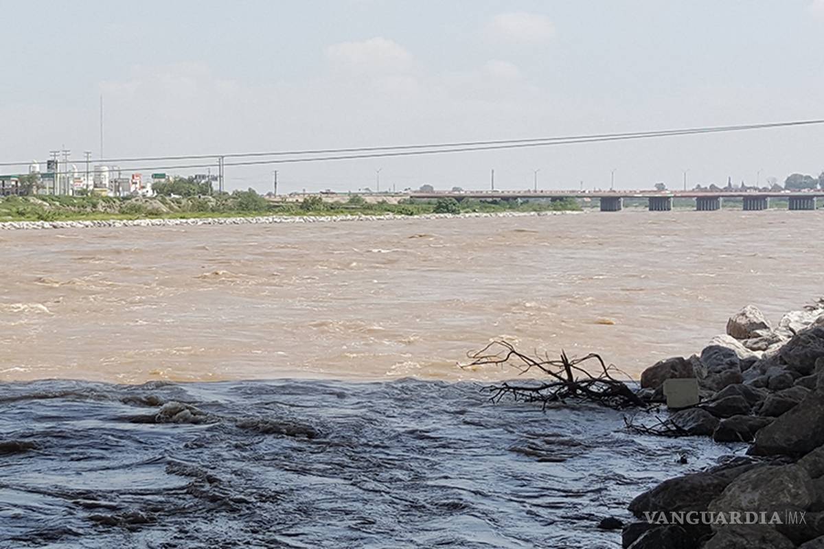 Por desbordamientos refuerzan bordos del río Nazas (Fotos)