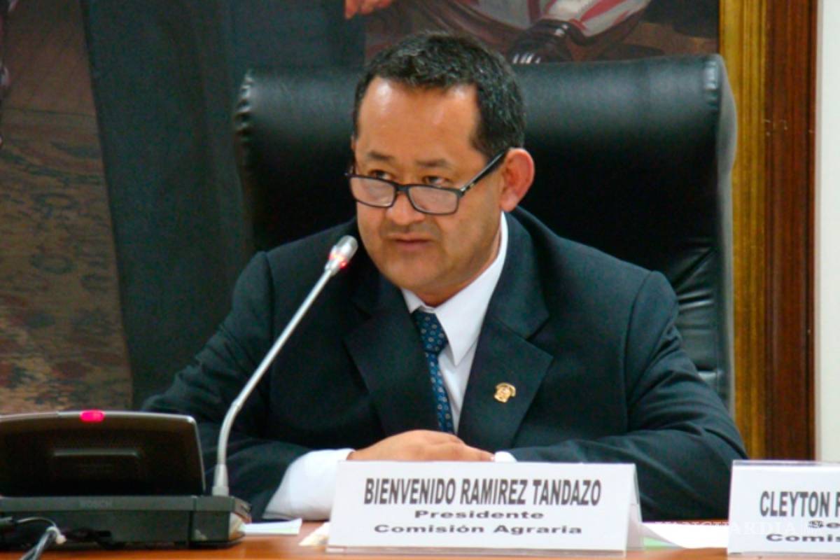 Por leer mucho da Alzheimer, dice parlamentario peruano