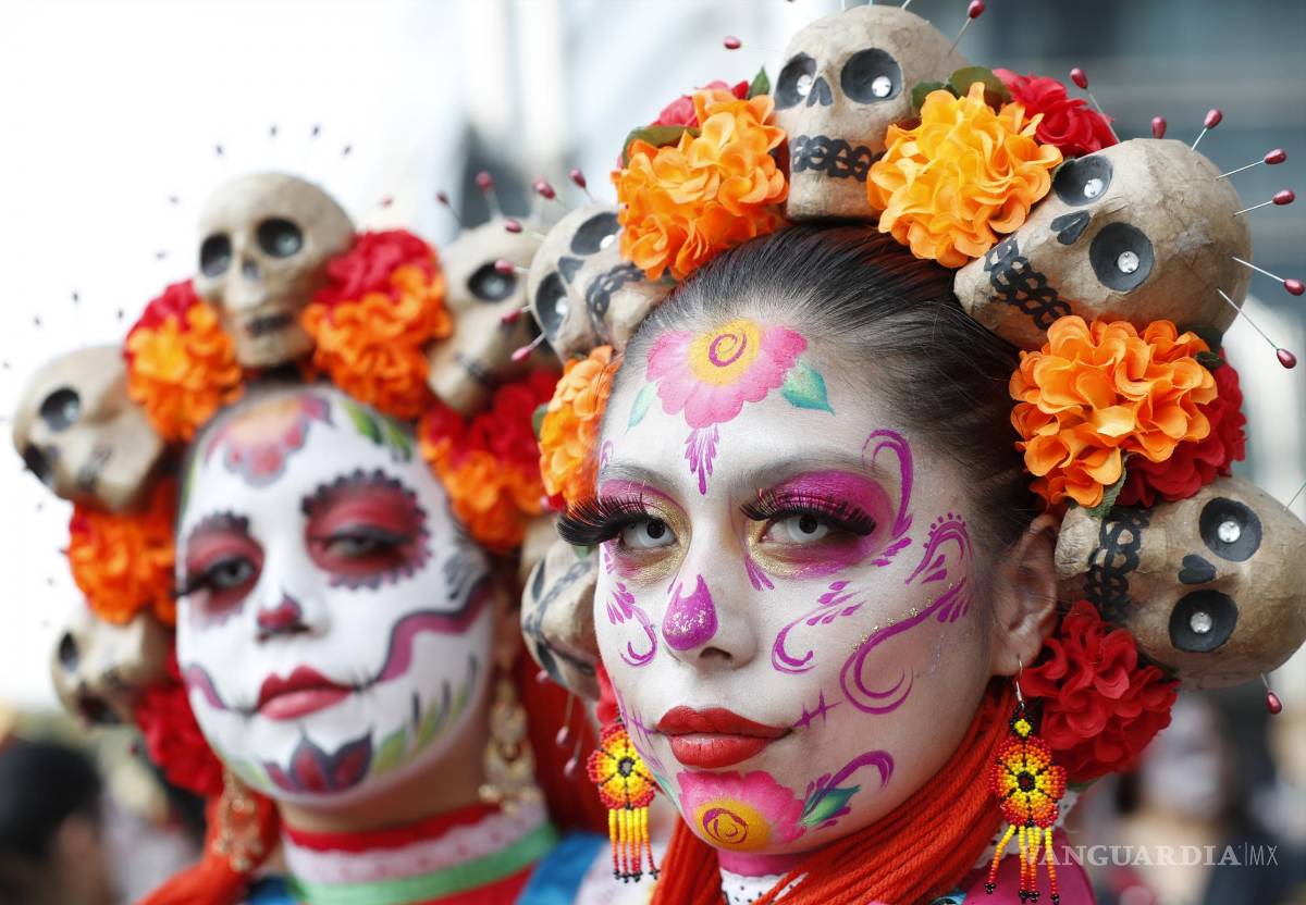 $!Mujeres participan en un desfile de catrinas en Ciudad de México (México).