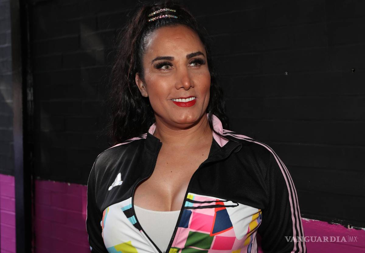 $!Jessica Isabelle, integrante del equipo de Fútbol Las Gardenias tras un partido de exhibición para conmemorar al Santo Patrón San Francisco de Asis, en el barrio de Tepito, en la Ciudad de México. EFE/Mario Guzmán