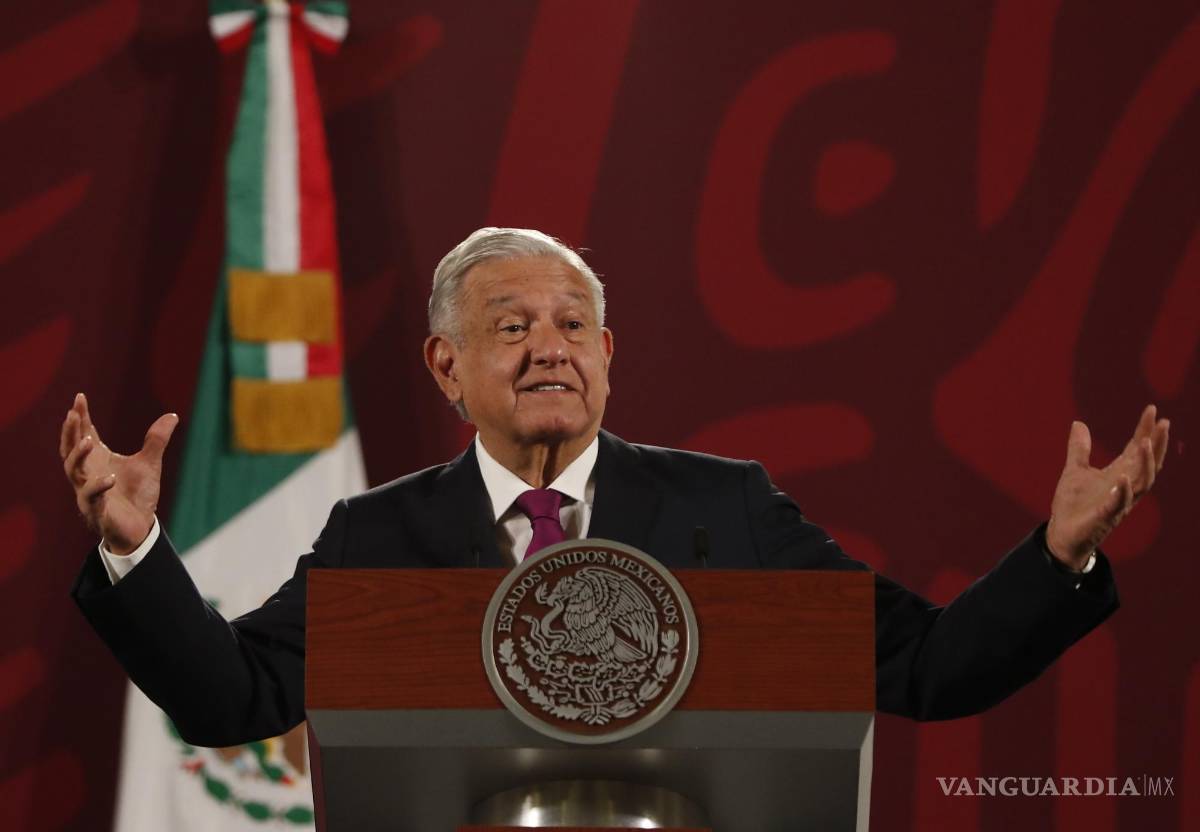 $!El presidente de México, Andrés Manuel López Obrador, habla durante una conferencia de prensa matutina en el Palacio Nacional, en Ciudad de México.