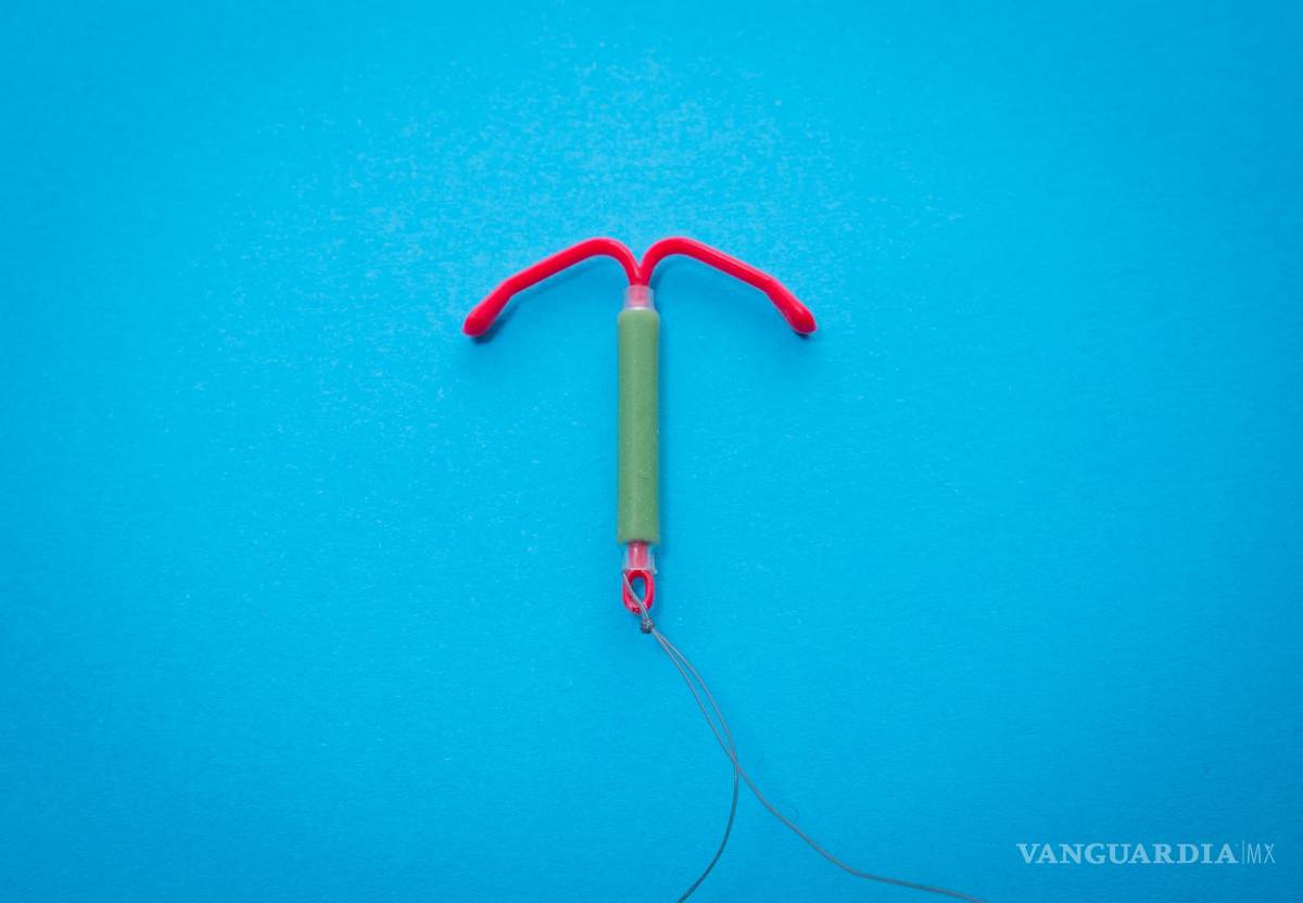 $!Introducir el dispositivo en forma de T en el útero significa que este primero tiene que abrirse paso a través del cuello uterino.