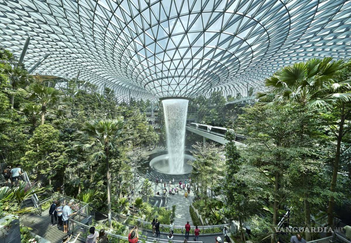 $!El Aeropuerto Changi, ubicado en Singapur y considerado un “paraíso verde”, volvió al primer lugar tras caer dos años durante la pandemia.