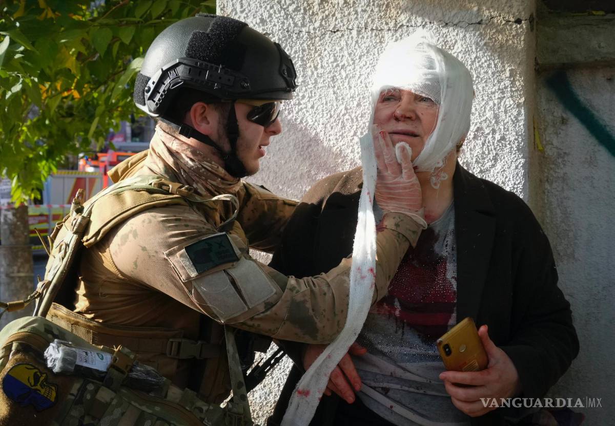 $!Una mujer herida recibe tratamiento médico en el lugar del bombardeo ruso, en Kyiv, Ucrania.