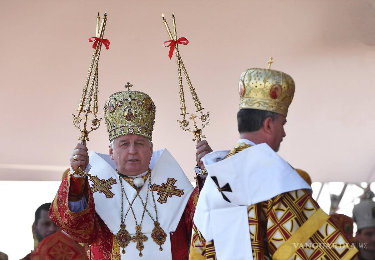 $!El arzobispo metropolitano de Presov, Jan Babjak (izq.) Celebra la Divina Liturgia bizantina de San Juan Crisóstomo, presidida por el Papa Francisco (sin foto), en la plaza Mestska sportova hala en Presov, Eslovaquia1. EFE/EPA/Luca Zennar