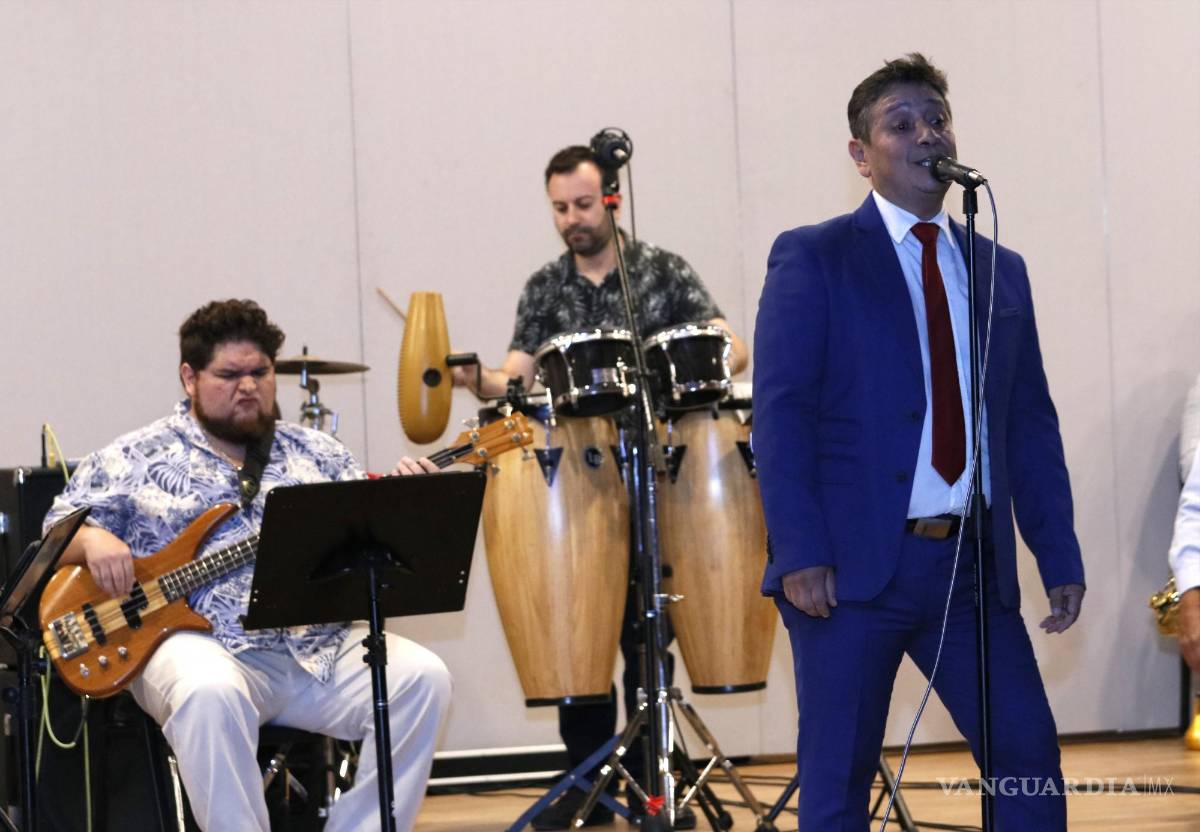 $!Francisco Ramírez interpretó “Fly me to the moon” y “Sway”.