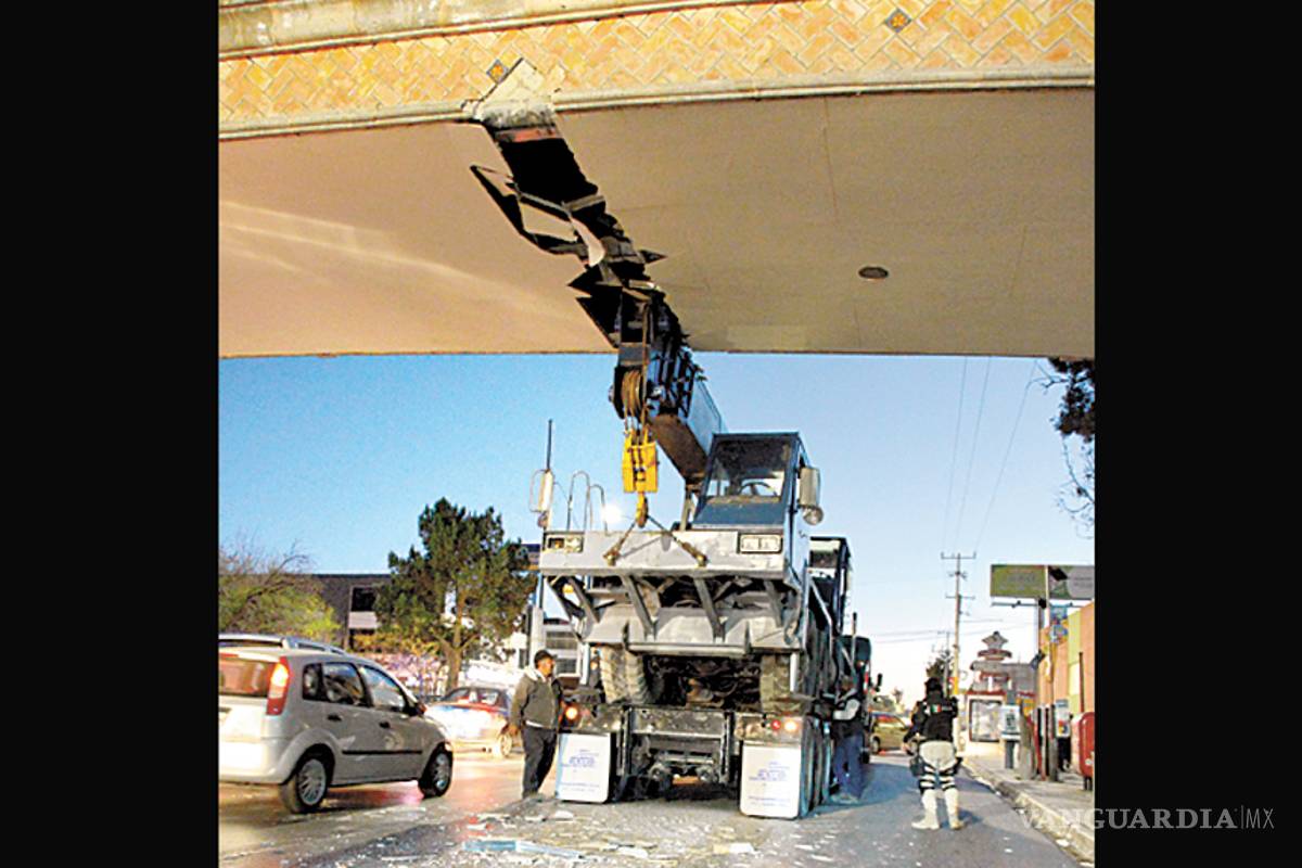 No cabe tráiler y daña puente peatonal en Saltillo