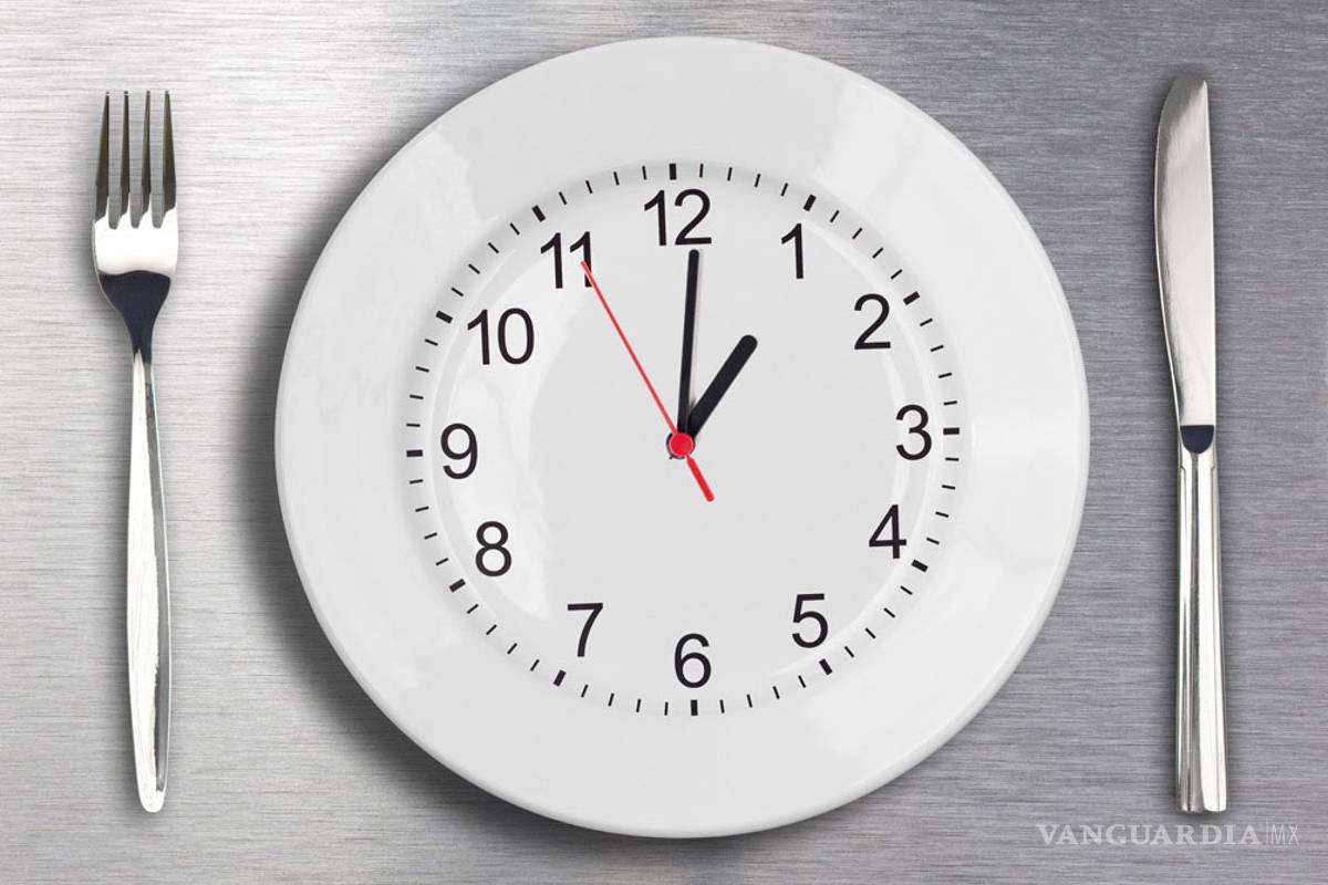 Conoce los horarios en los que puedes alimentarte sin engordar