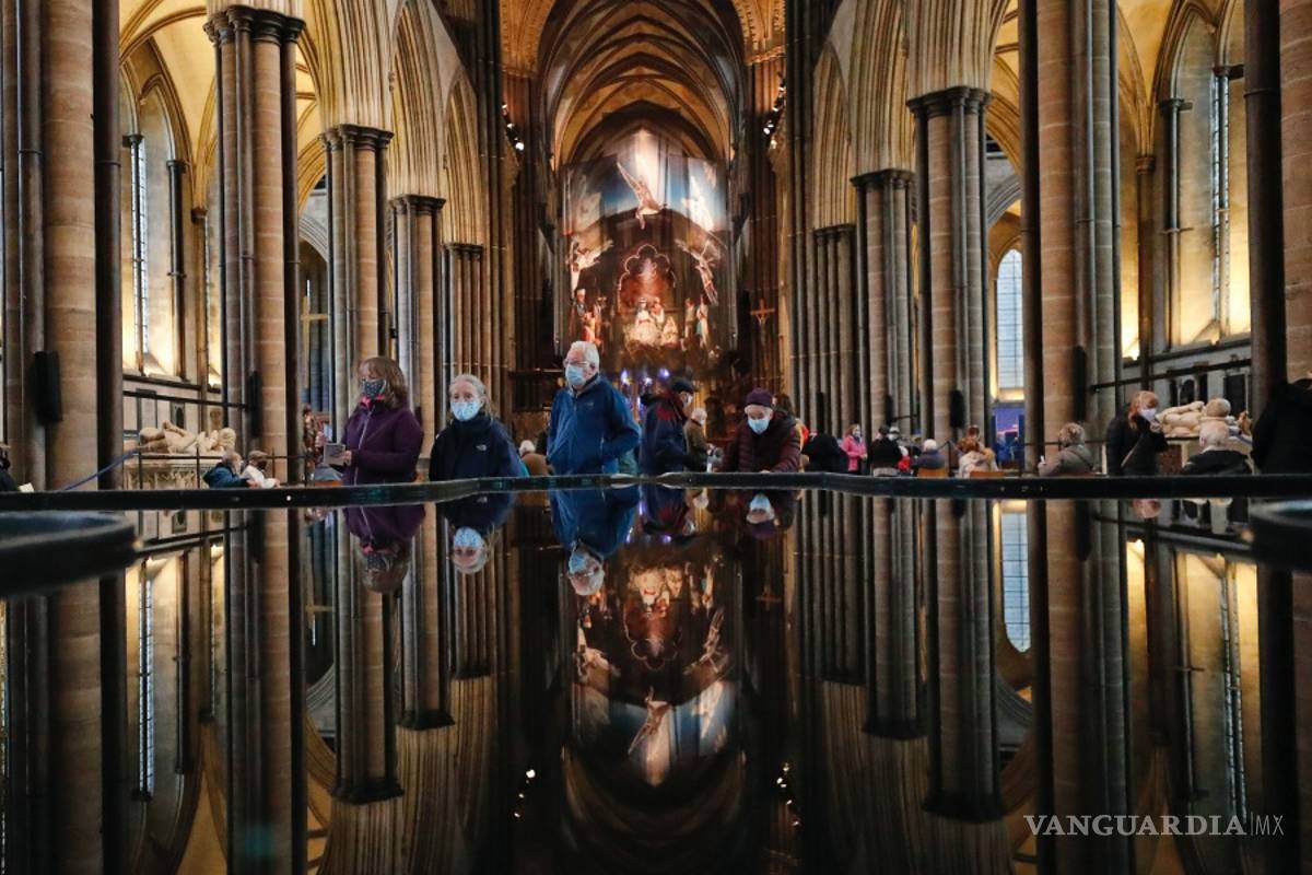 $!Músico de la Catedral de Salisbury toca música mientras reciben la vacuna contra la COVID-19