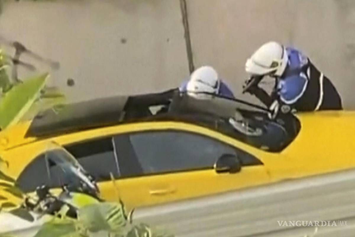$!En esta imagen, dos policías interrogan a un conductor en Nanterre, Francia. Un policía fue detenido por la muerte a tiros del conductor del vehículo, de 17 años.
