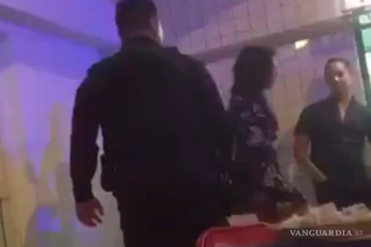 Pareja realiza actos inmorales en plena taquería