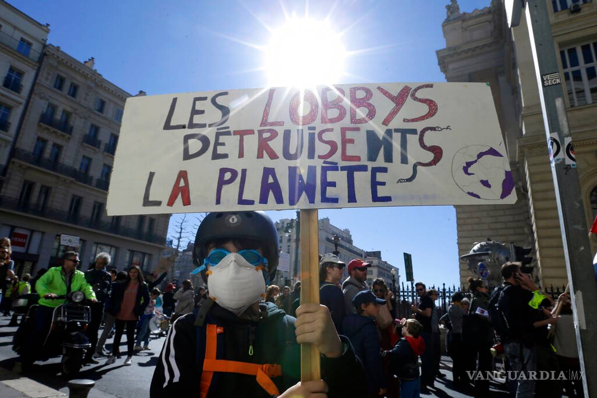 $!Protestan en París para exigir acción al cambio climático