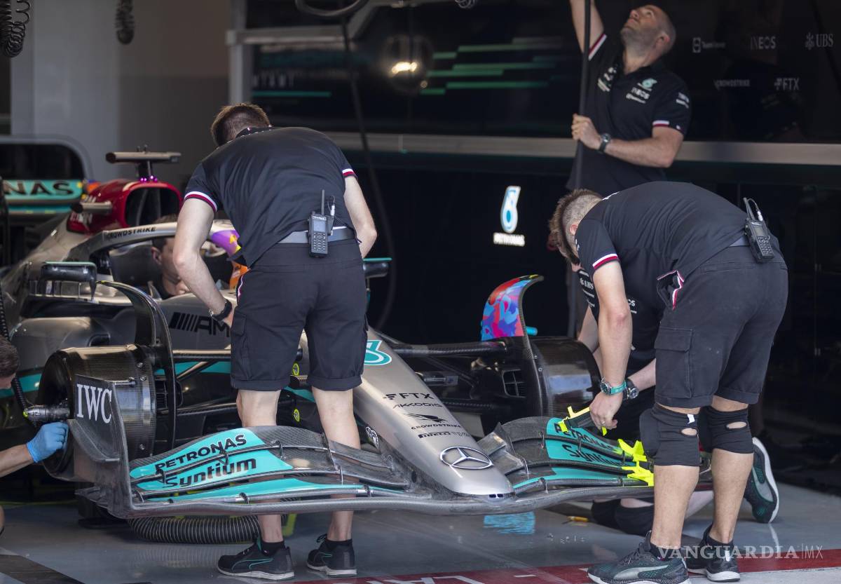 $!Mecánicos trabajan en un alerón delantero en el garaje de Mercedes-AMG Petronas antes de los entrenamientos libres 1 del Gran Premio de Fórmula Uno de Miami