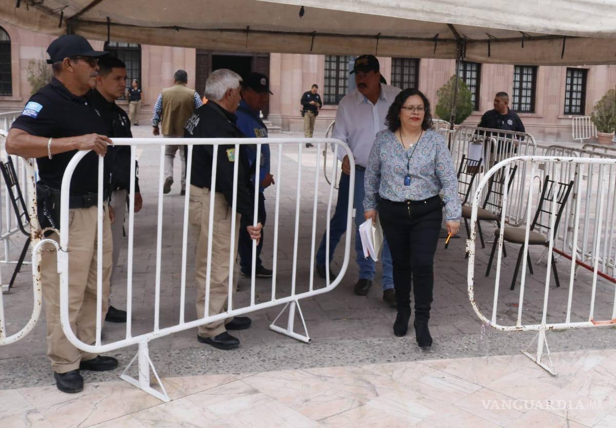 $!Trabajadores pidieron hablar con el Gobernador Miguel Riquelme, pero no se encontraba en sus oficinas.