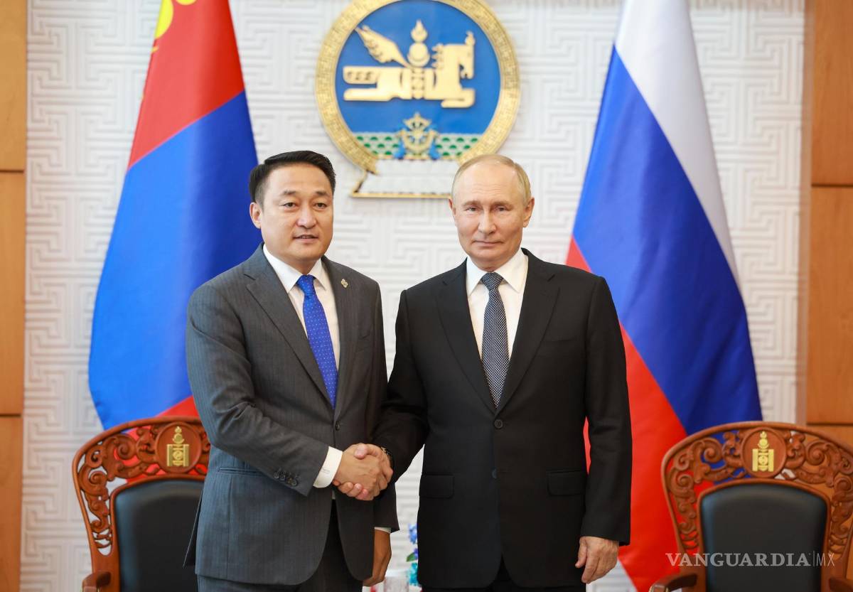 $!El presidente ruso, Vladimir Putin y el presidente del Gran Khural Estatal de Mongolia, Dashzegve Amarbayasgalan, se estrechan la mano en Ulaanbaatar.