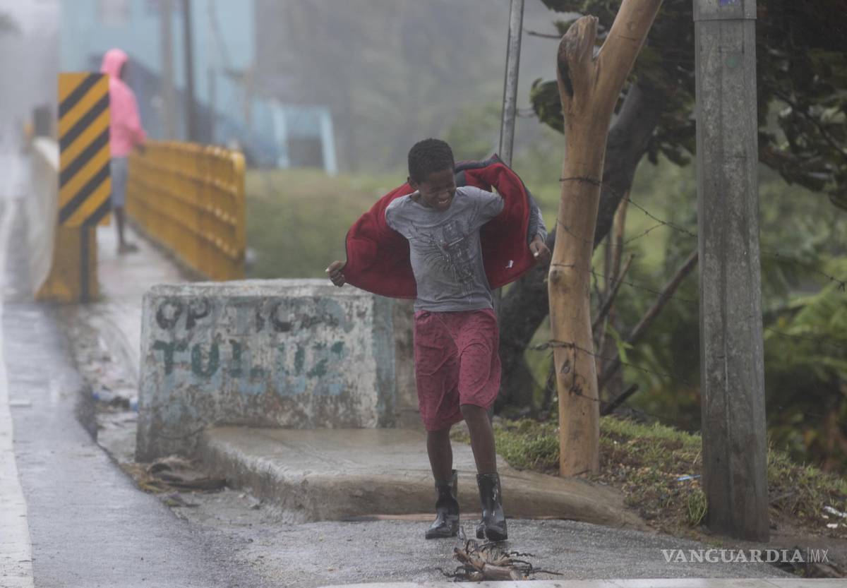 $!Un niño camina en medio de los fuertes vientos durante el paso del huracán Fiona en Nagua, República Dominicana.