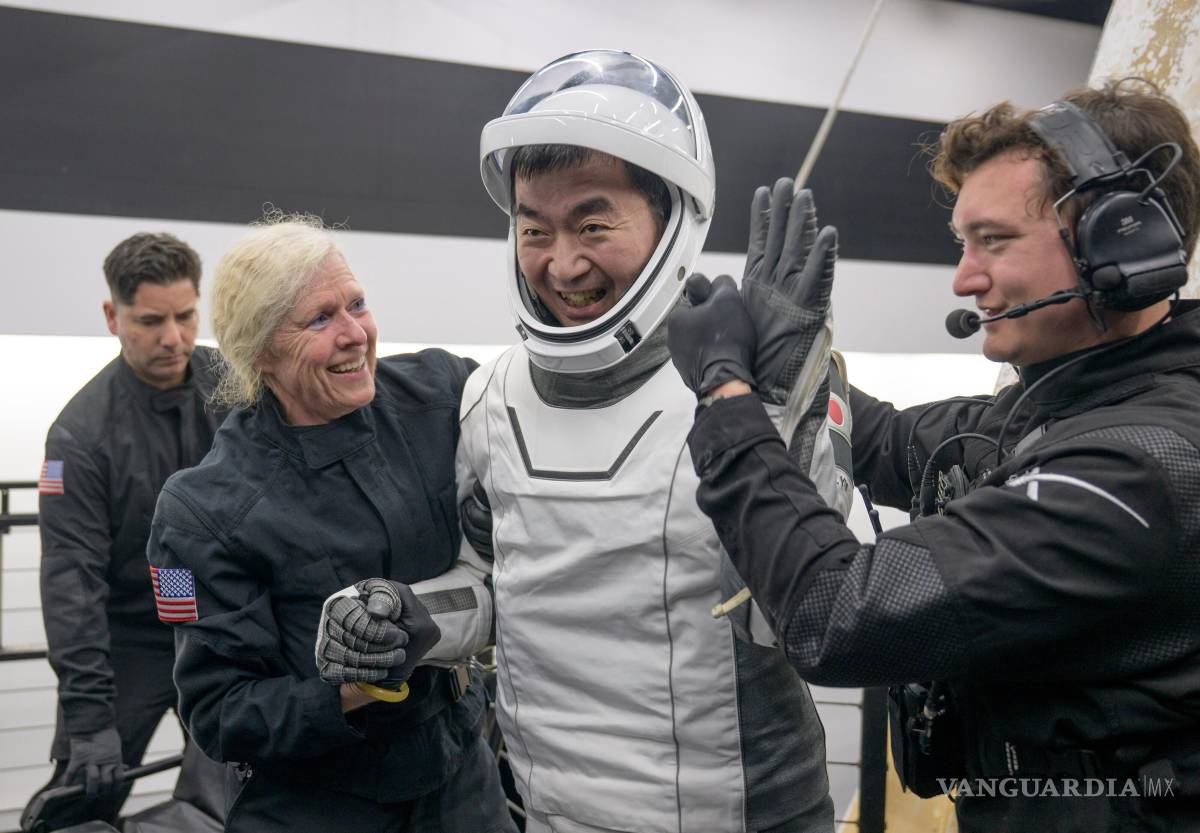 $!La astronauta Kimiya Yui de la JAXA (Agencia de Exploración Aeroespacial de Japón) recibe ayuda tras su reingreso a la Tierra.