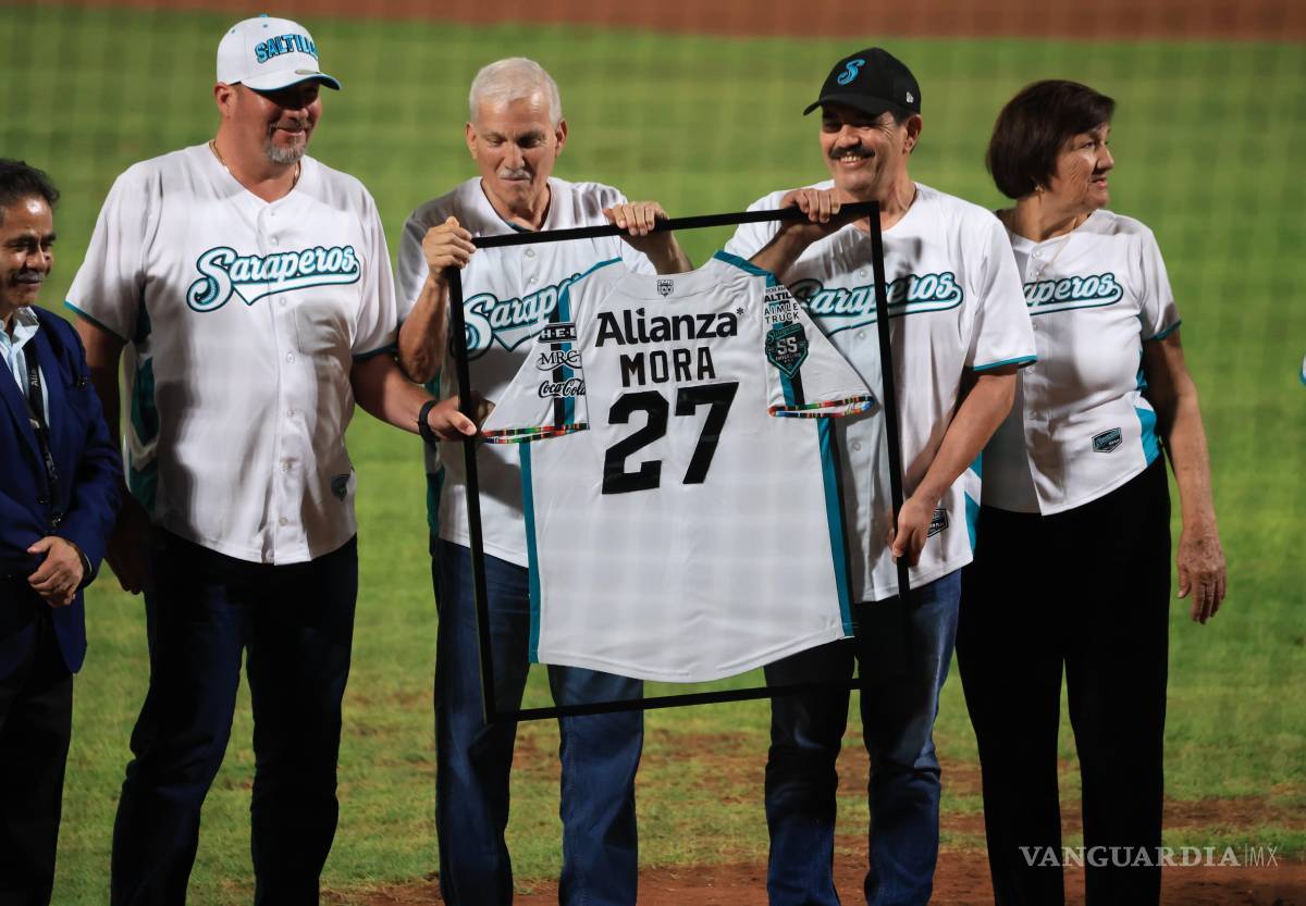 $!Familiares de Andrés Mora durante el homenaje por el retiro del número 27 en el Estadio Madero.