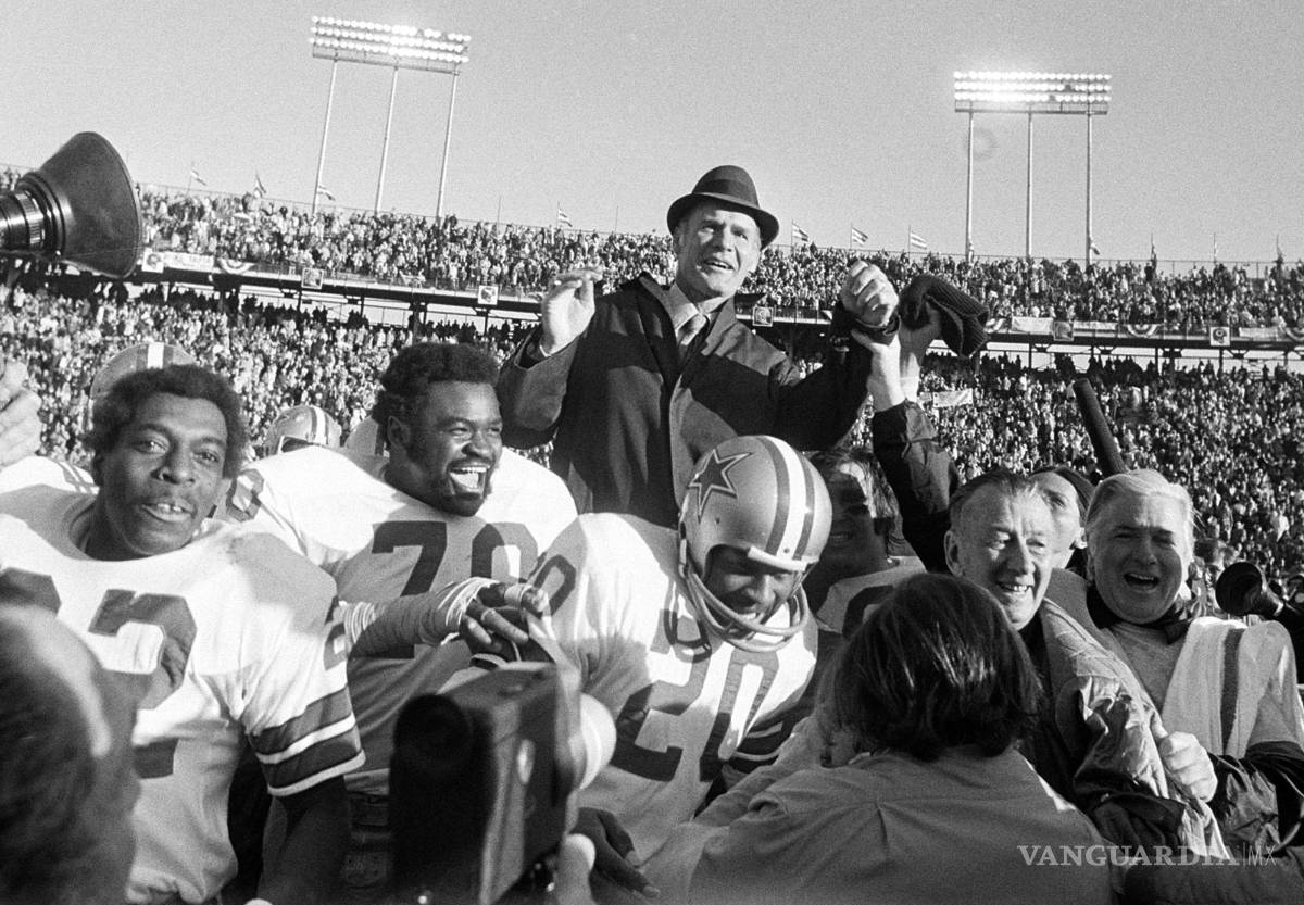 $!El entrenador de los Dallas Cowboys, Tom Landry después de que derrotaron a los Miami Dolphins 24-3 para ganar el Super Bowl el 16 de enero de 1972.