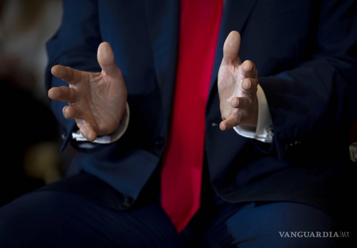 $!El expresidente Donald Trump hace gestos durante una entrevista en Mar-a-Lago, su club privado y residencia en Palm Beach, Florida.