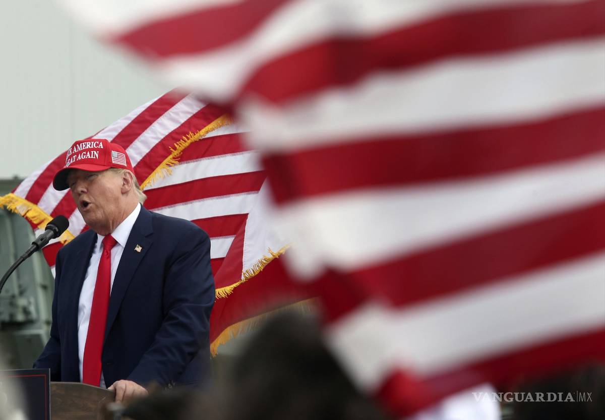 $!El candidato presidencial republicano y expresidente Donald Trump habla con sus seguidores en el Aeropuerto Internacional del Sur de Texas.