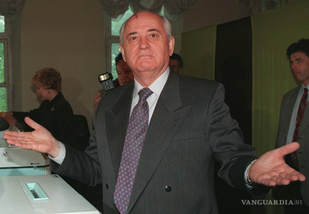 $!El expresidente soviético y candidato presidencial de Rusia, Mikhail Gorbachev, hace un gesto mientras habla con los reporteros en Moscú, el 16 de junio de 1996.