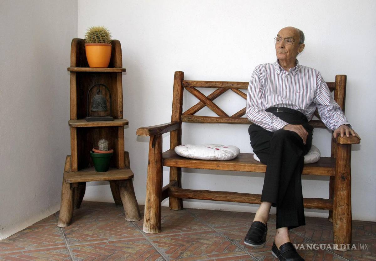 $!El escritor José Saramago en su domicilio en la isla de Lanzarote en una imagen de archivo fechada el 27 de agosto de 2009.