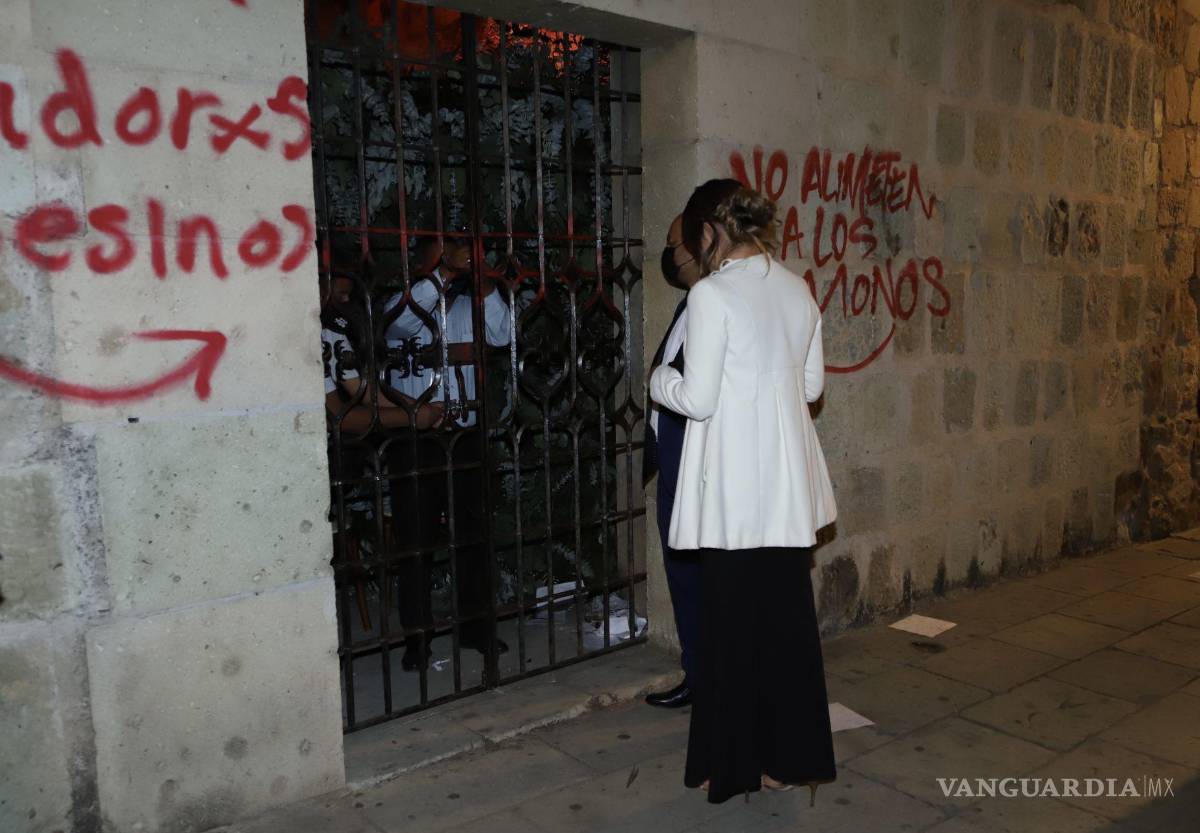 $!Invitados a la boda de la exlideresa sindical Elba Esther Gordillo y el abogado Luis Antonio Lagunas Gutiérrez llegan a donde se celebró la ceremonia religiosa, después de que manifestantes de la sección 22.