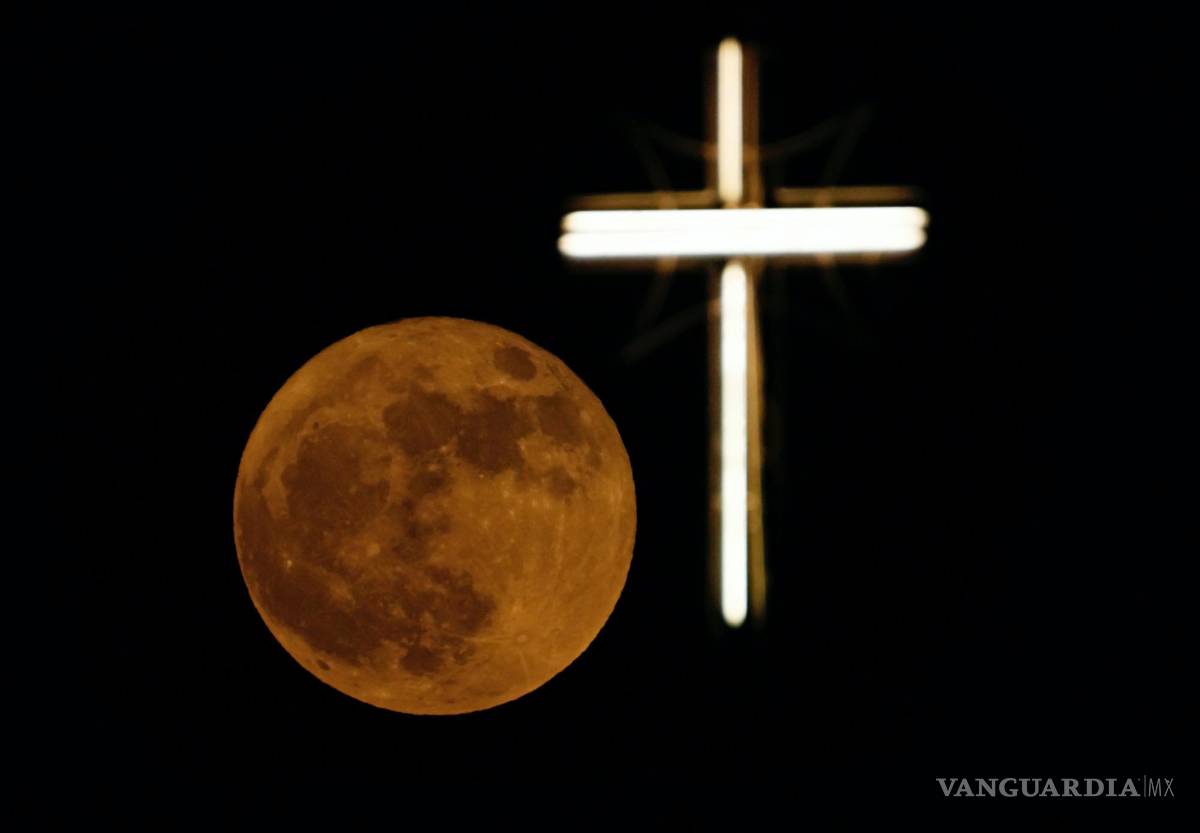 $!La luna llena se eleva sobre la cruz de la Iglesia de San José en Bagdad, Irak.