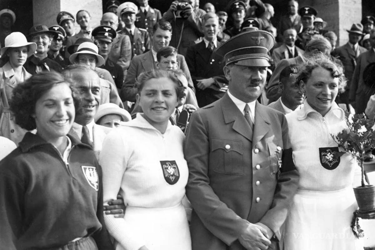 $!Hitler posa junto a las medallistas de la prueba olímpica de lanzamiento de jabalina, en 1936.