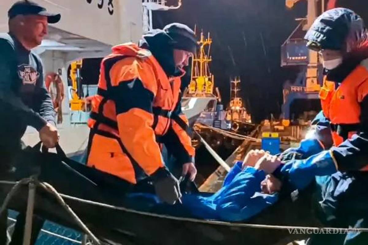 Rescatan a un observador de ballenas ruso tras 67 días en el mar en un bote inflable