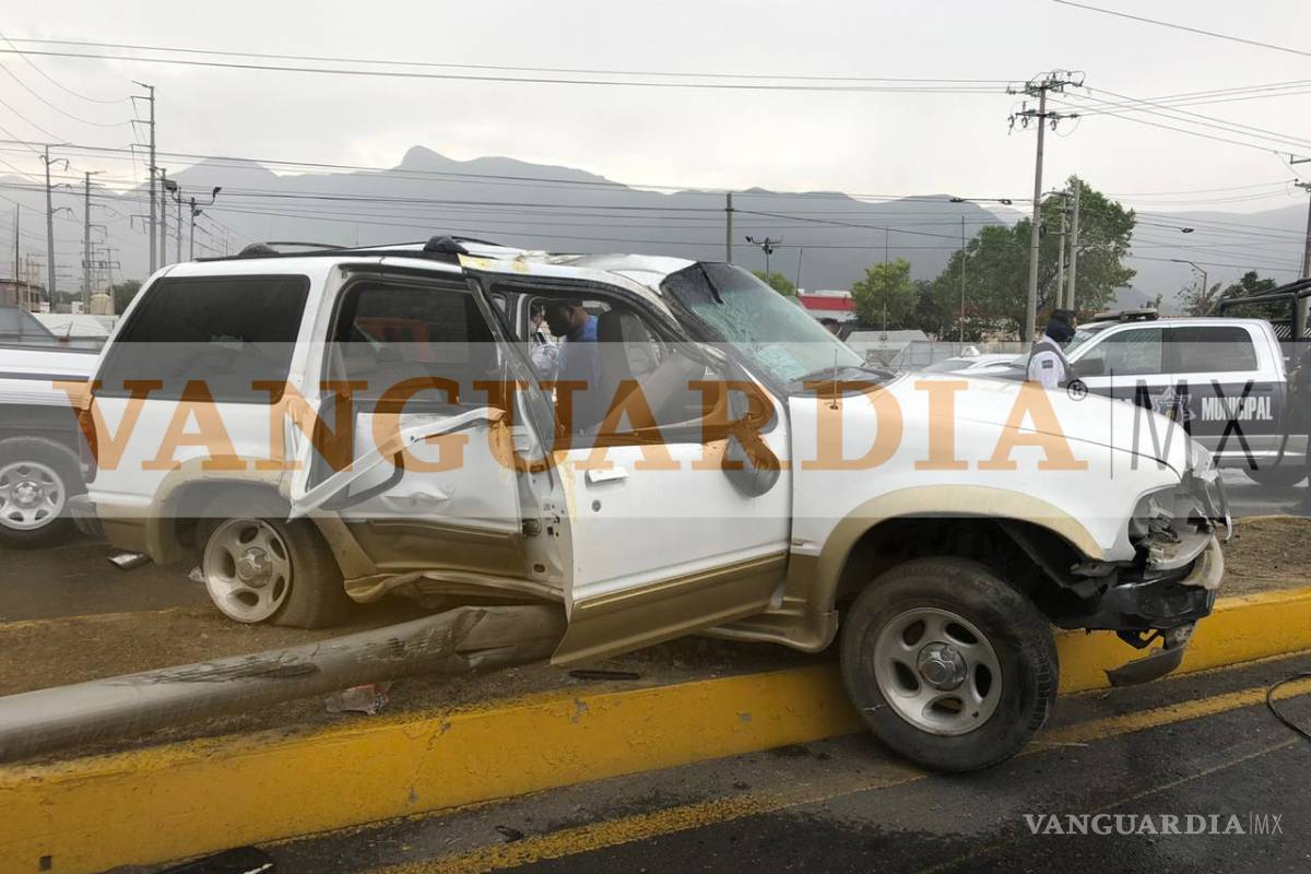 Conductora pierde el control por lluvia y choca contra luminaria en Saltillo