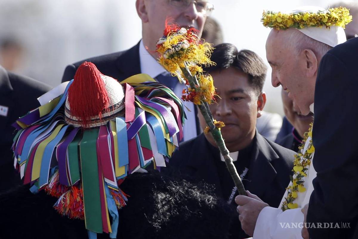 Matrimonio Indígena recibe al Papa Francisco en Chiapas con una corona de flores