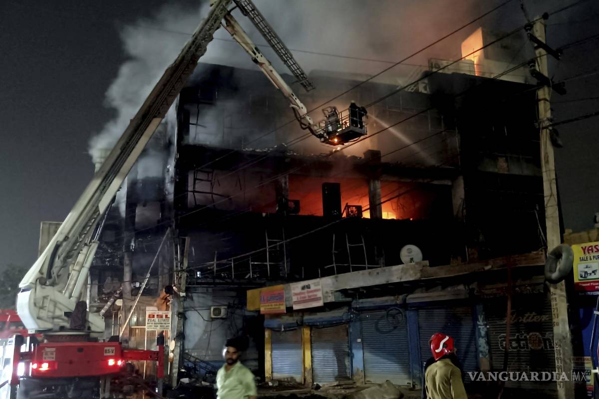Deja incendio Nueva Delhi al menos de 16 muertos