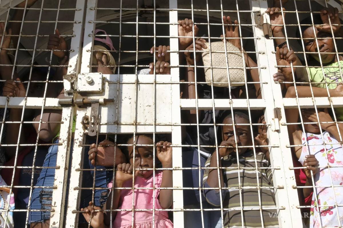 $!Haitianos detenidos a la espera de ser deportados en República Dominicana, y Haití, el 11 de octubre de 2023.