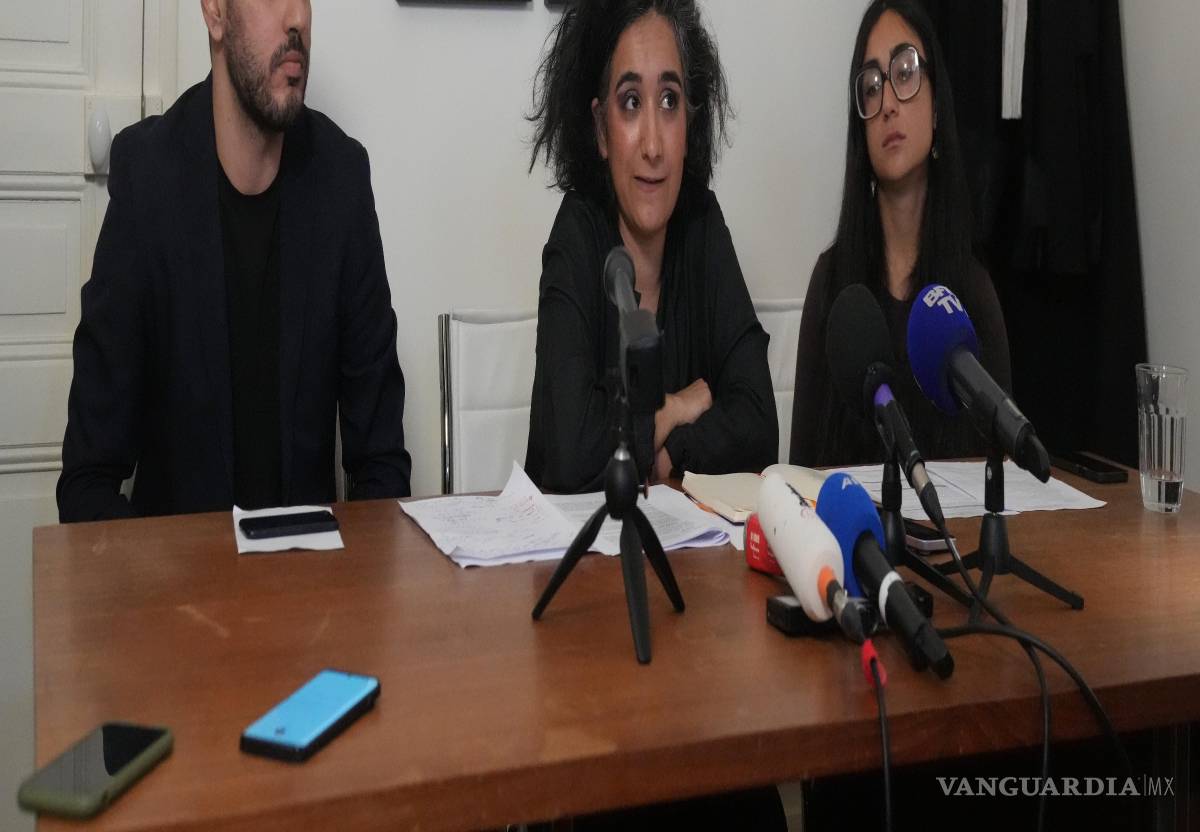 $!Chirinne Ardakani (c), abogada de Narges Mohammadi, la ganadora del Premio Nobel de la Paz, durante una conferencia de prensa en París