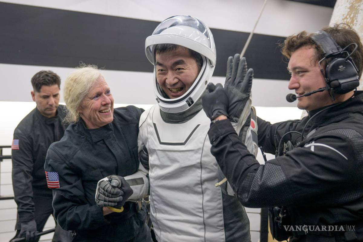 $!La astronauta Kimiya Yui de la JAXA (Agencia de Exploración Aeroespacial de Japón) recibe ayuda tras su reingreso a la Tierra.