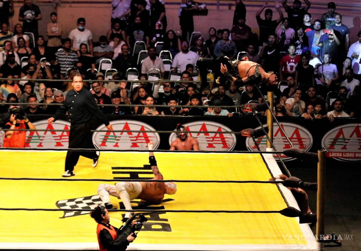 $!El imponente Megacampeón realizó una movida espectacular para terminar con Fénix.