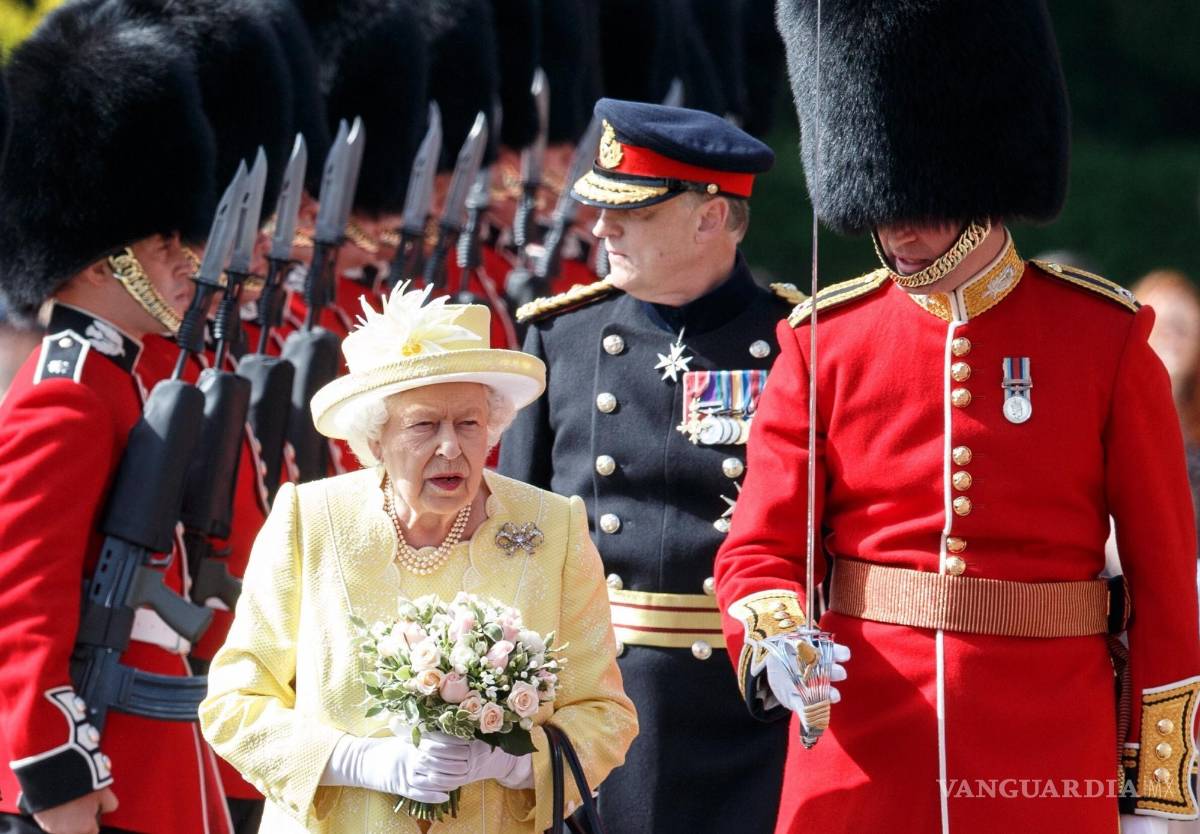 $!El reinado de Isabel II comenzó el 6 de febrero de 1952, día de la muerte de su padre, el rey Jorge VI. Isabel tenía 25 años. EFE/Robert Perry
